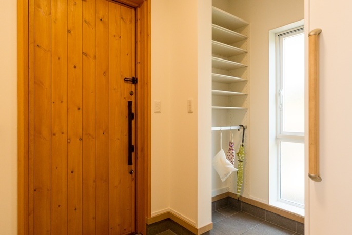 質感と断熱性能に優れた木製玄関ドア