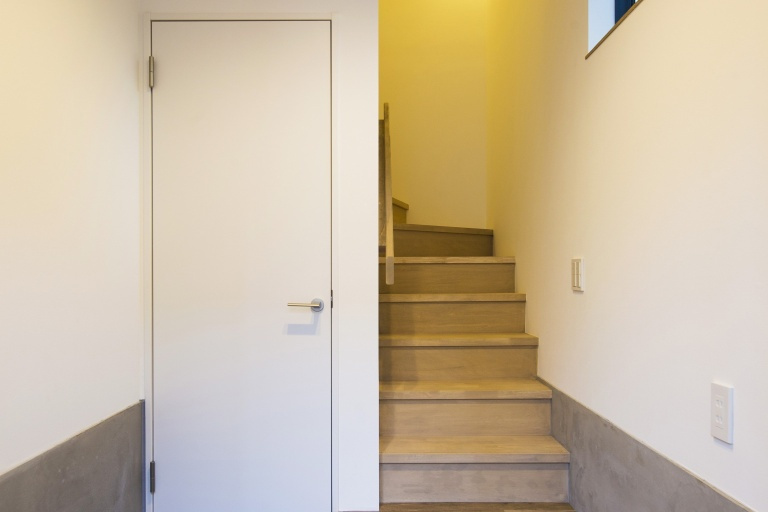 玄関からつながる階段とその下を利用したシューズインクローゼット｜おしゃれ家×3階建て×無垢フローリング