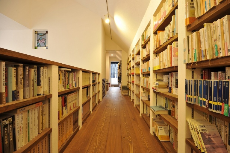 ２階の廊下も利用した図書館のようなスペース