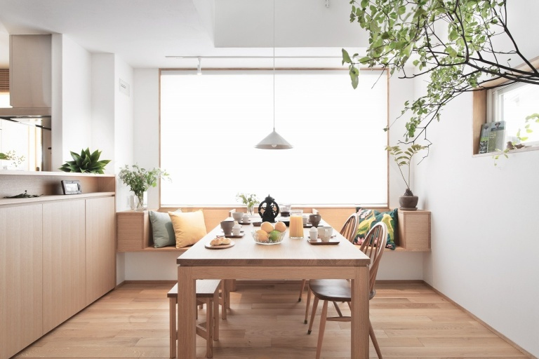 frameのペンダントライトがインテリアのアクセントに 里山を一望できるインナーアウトドアリビング（里山住宅博2016）｜神戸市｜重量木骨の家