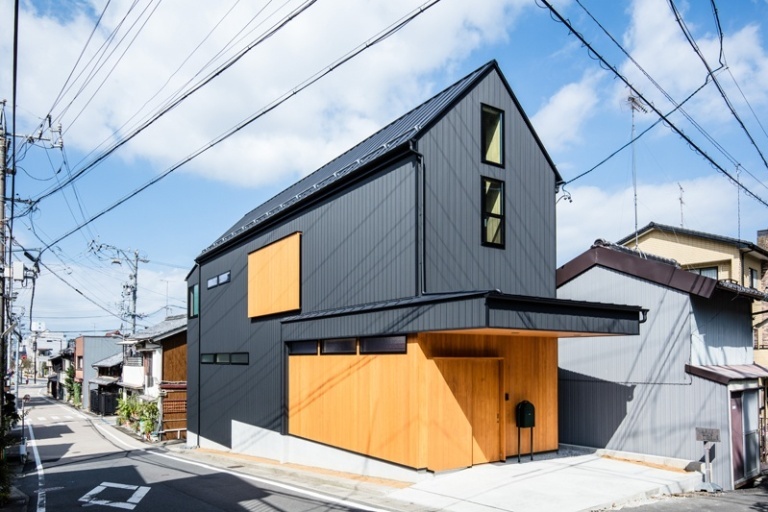 金華山の麓、登山者の目を惹く山小屋風狭小住宅