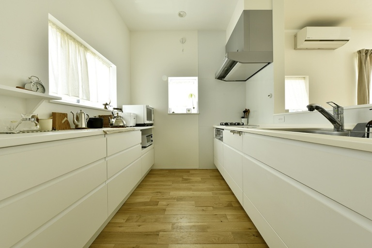 白で統一された清潔感のあるキッチン。