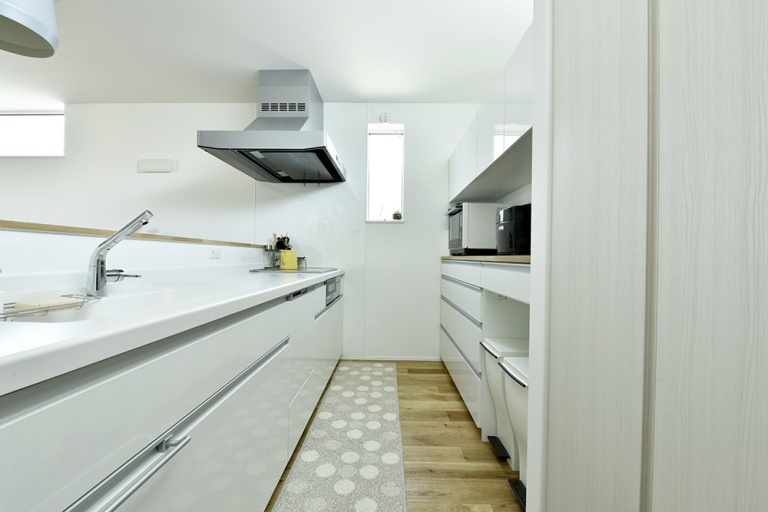白色でまとめられた清潔感のあるキッチン
