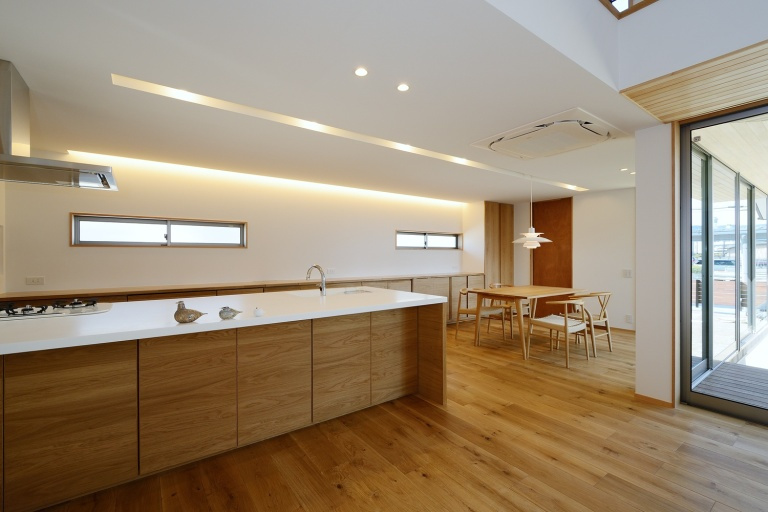 天井高さを抑えながら広く見せ、使い易い大きな作業スペースのあるキッチン