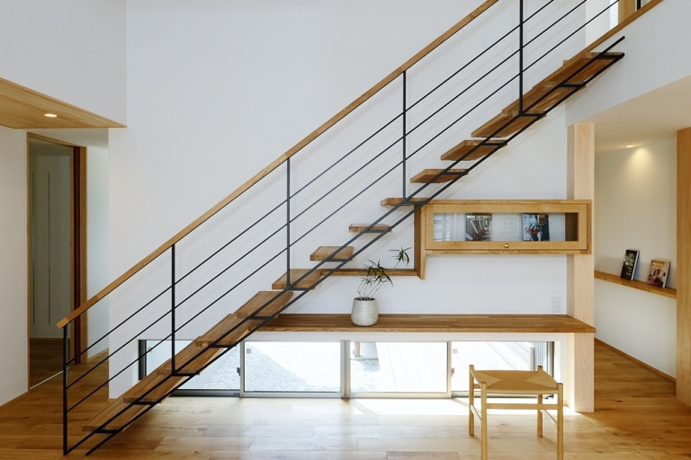 階段と一体となった造作のTVボードﾅﾗの床材との相性も抜群