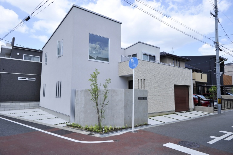 【大阪】角地のにぎやかさを感じない中庭でゆとり空間の家