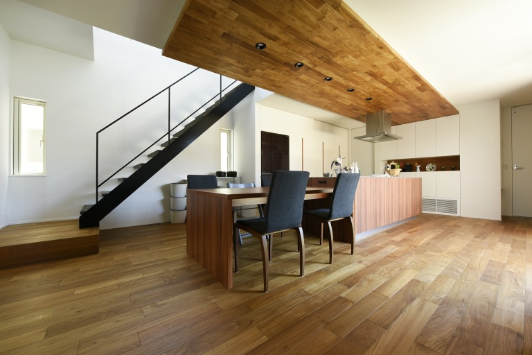 木貼天井で高級感のあるキッチン