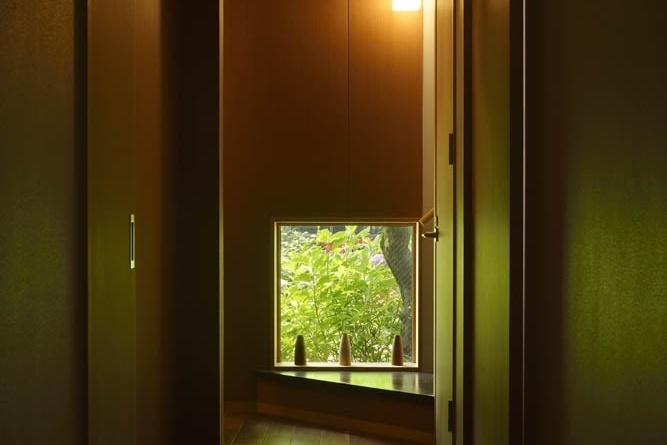 緑を眺められる地窓を設えた玄関ホール