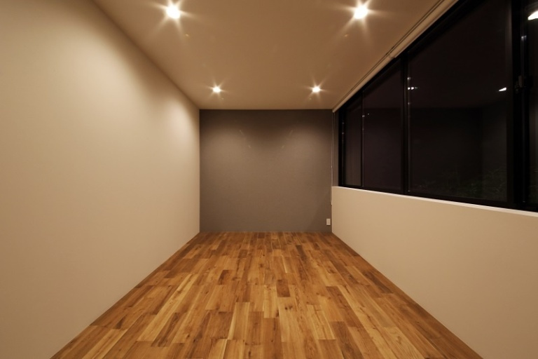空間に合わせてセレクティブに床の素材を使い分け