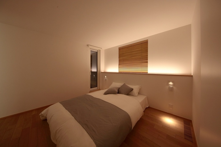 眠りを誘う美しい照明の寝室