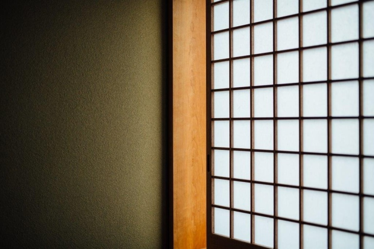 【横浜】家族三世代が心地よく暮らす漆喰の二世帯住宅（SE構法 × ３階建て）