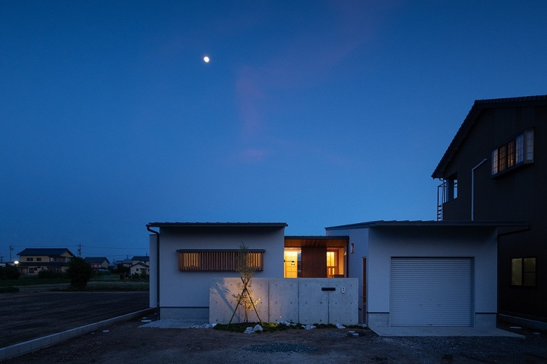 夜もまた幻想的なｶﾞﾚｰｼﾞ付の片流れ屋根の平屋