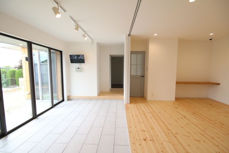 玄関ホールは大きな土間空間と、奥様が開くダンス教室のフロア。