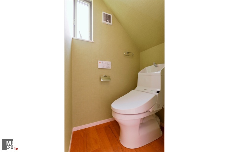 トイレ 窓は 壁は トイレを快適にデザインする 重量木骨の家 選ばれた工務店と建てる木造注文住宅