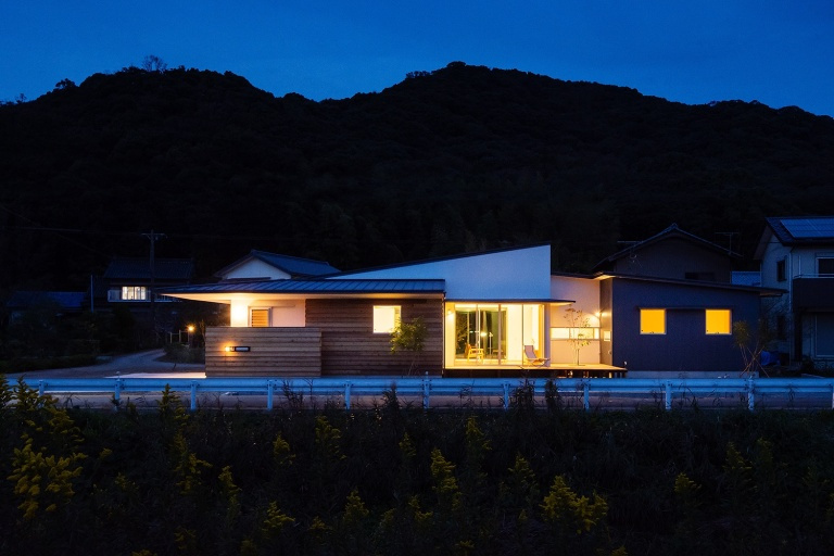 近くをながれる川越しに見る夜景もひと際目をひきます