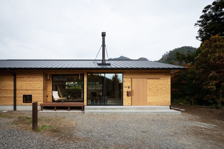 大自然に佇む薪ｽﾄｰﾌﾞが似合う山小屋風の切妻屋根の平屋