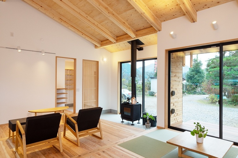 杉の床材とﾚｻﾞｰ張りの無垢の家具と薪ｽﾄｰﾌﾞが良く似合う家