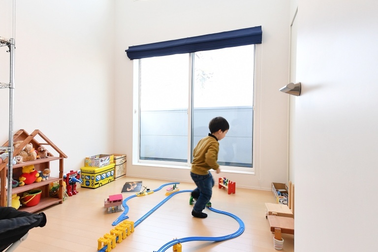 子供部屋は今はひろびろ大空間、後に二部屋へ仕切れるように。
