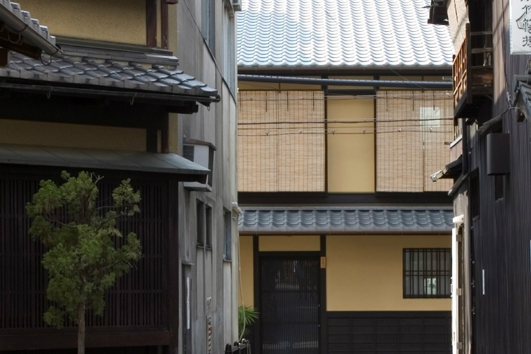京都の町並みに溶け込む伝統的な町家の外観