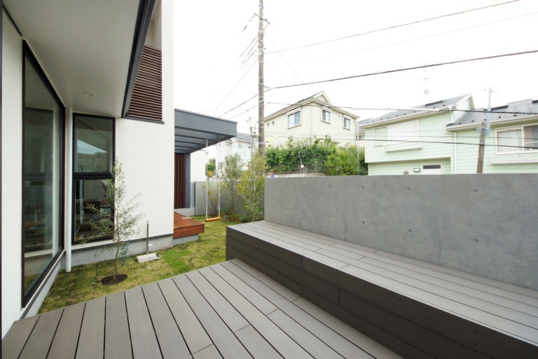 【東京都世田谷区】キッチンに隣接するウッドデッキ