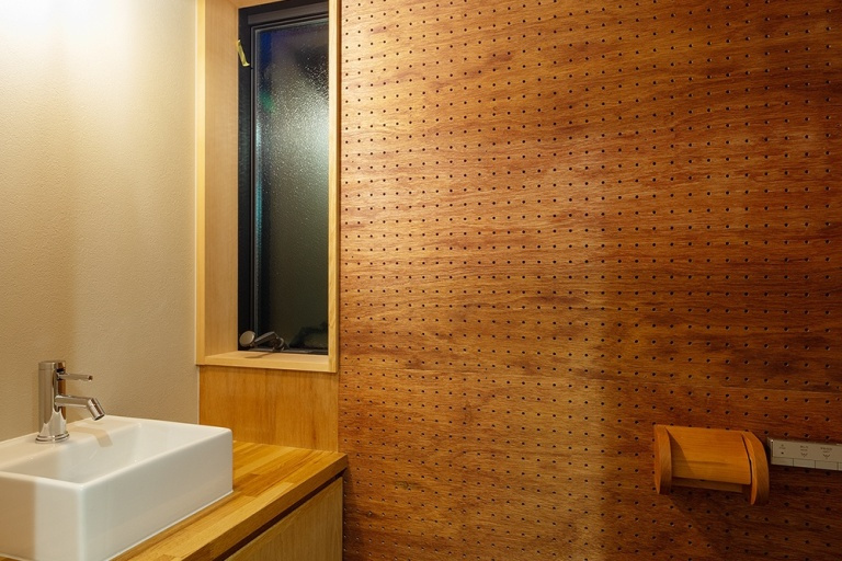 脱着式の有孔板を使用したトイレ