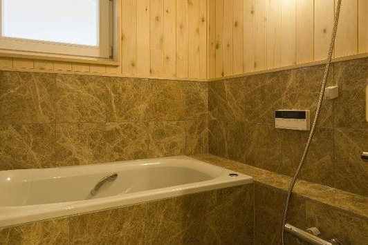 青森ヒバと天然石の浴室