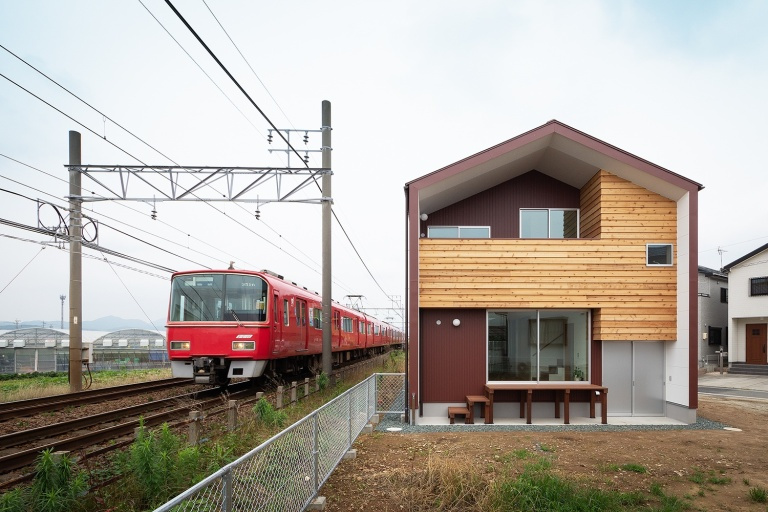 豊川市 伊奈町の家「線路沿いの吹抜けリビングのある家」