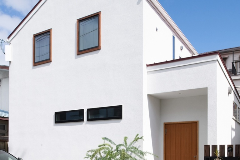 真っ白な三角屋根のおしゃれな家｜木造住宅×縁側×中庭