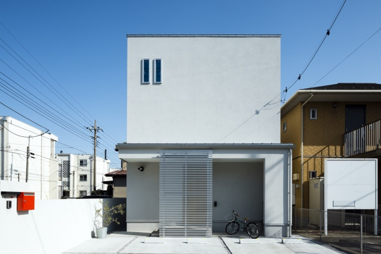 住宅街に建つ白く美しい家