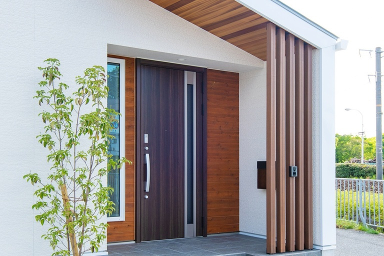 玄関アプローチ、ポーチは随所に天然木材を使用している。勾配天井の多いガレージハウスや平屋間取りでも人気がある。