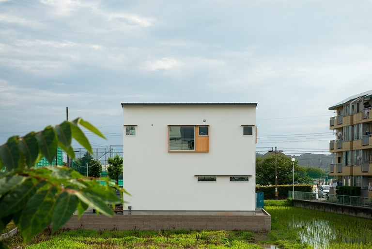 田園に囲まれた長閑な敷地に建つ家