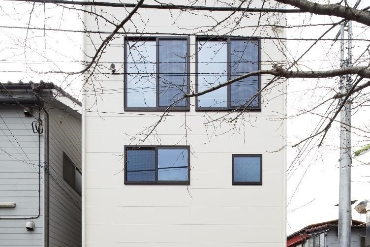 【東京】桜とともに優しい北側の光を取り込む3階リビングの狭小住宅