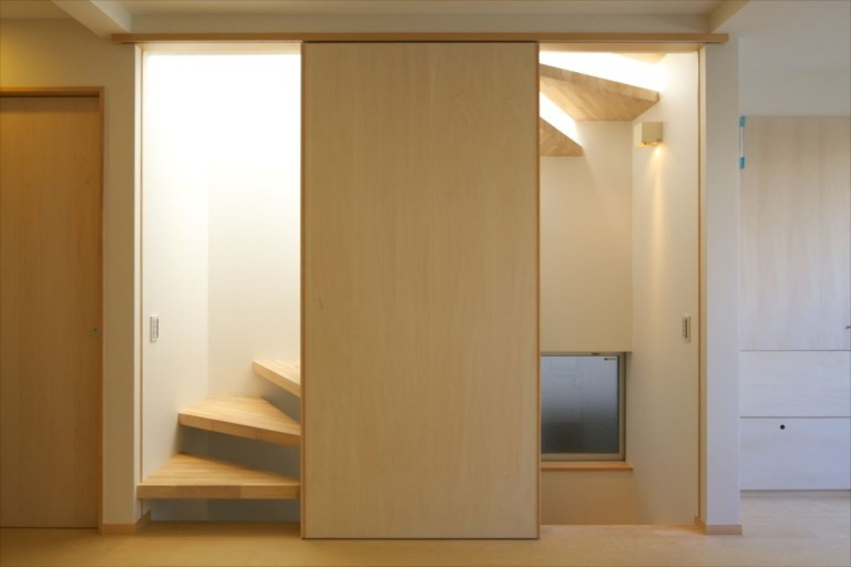 開閉可能な扉のついたストリップ階段｜狭小二世帯住宅×造作扉×木