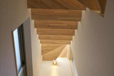 上からの光を取り込むストリップ階段｜狭小二世帯住宅×木階段×光