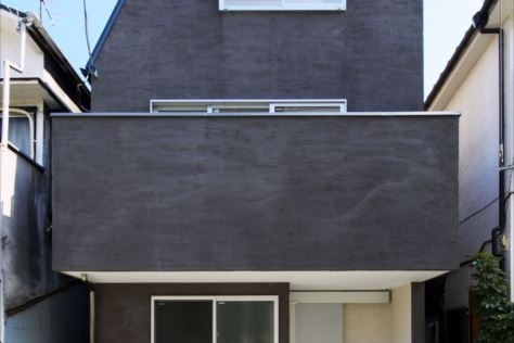 あえて出したムラが印象的な狭小住宅｜二世帯住宅×３階建て×モルタル外壁