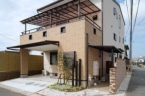 2世帯+ワンちゃんで住まう、モダンで落ち着いた雰囲気のガレージハウス