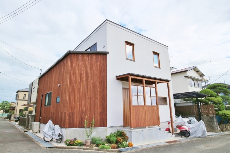 角地で目を惹くおしゃれな家【大阪】