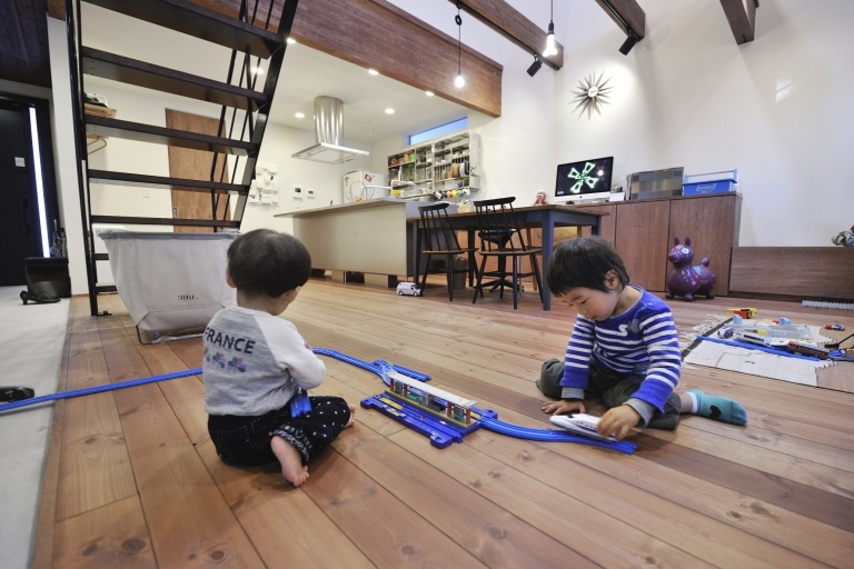 柱のない広い空間は子供たちの遊び場もエンドレス