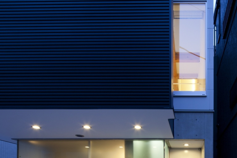 木骨フレームの家 金属サイディングとコンクリート打ちっぱなしがスマートなファサード 重量木骨の家 選ばれた工務店と建てる木造注文住宅