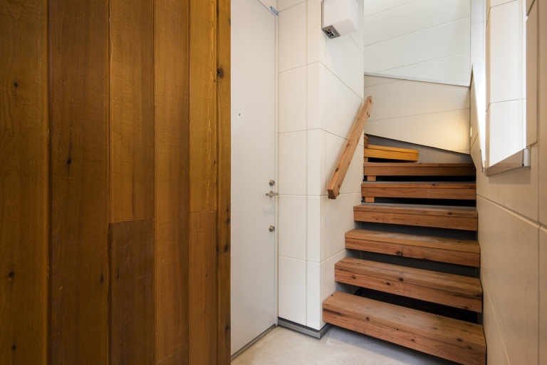 木製の共用階段｜共同住宅×こだわりの物件×共有部