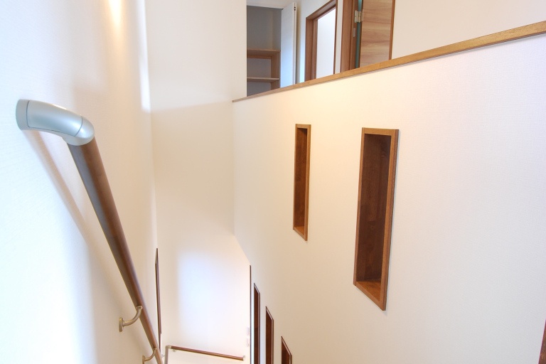 収納スペースに嬉しいロフトのある家 階段上収納棚 重量木骨の家 選ばれた工務店と建てる木造注文住宅 収納スペースに嬉しいロフトのある家 階段上収納棚 重量木骨の家 選ばれた工務店と建てる木造注文住宅