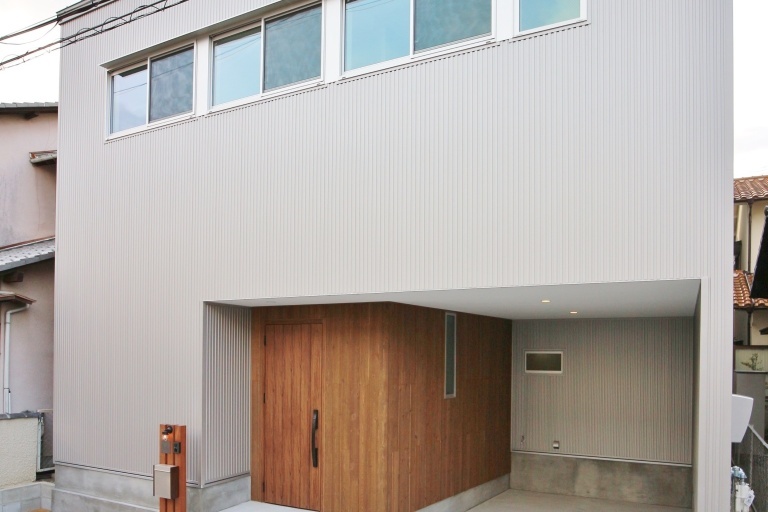 スキップフロア・ビルトインガレージのある家｜木造住宅×ガレージハウス×中庭