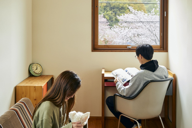 土間と吹抜けと中庭が繋がるおしゃれな家｜木造住宅×アウトドアリビング×中庭のある家