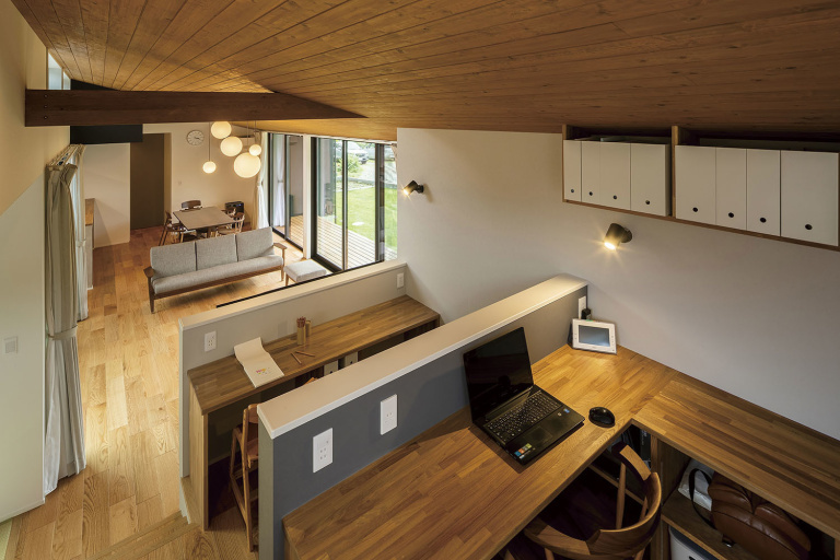 書斎とスタディスペースは段差を設けてキッチンから見える位置
