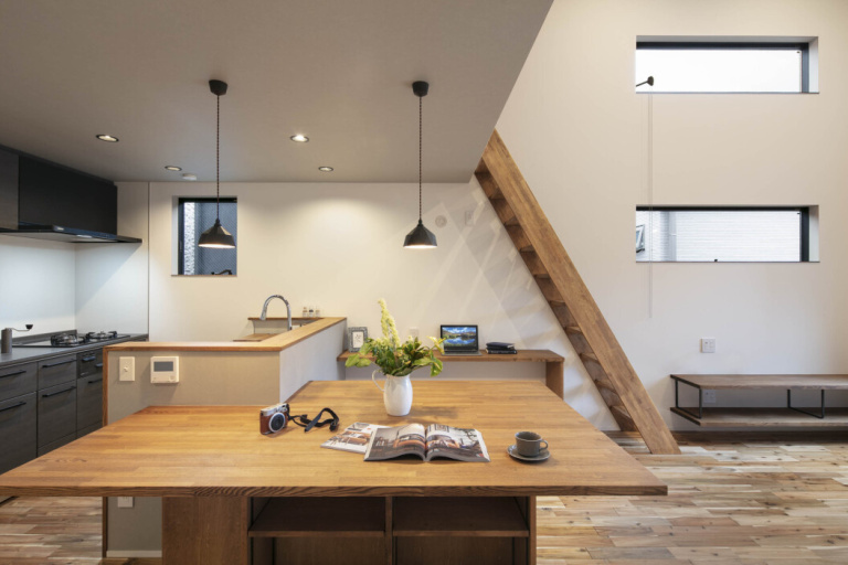 コンパクトなキッチンと大きなダイニングテーブルのあるLDK｜木造住宅×アウトドアリビング×おしゃれな家