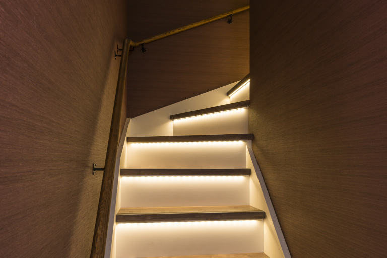 地下室へ続く階段/階段下の照明