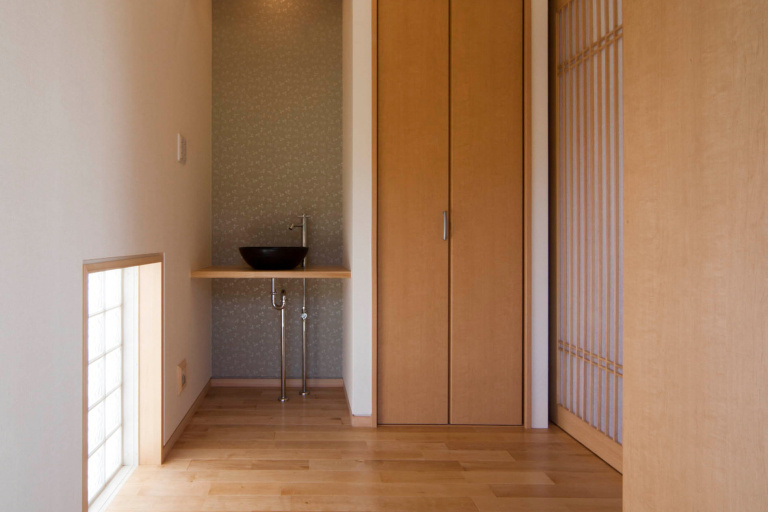 大津市 縁側のある和モダンな家 障子の引き戸が落ち着いた雰囲気の和モダンな玄関ホール 重量木骨の家 選ばれた工務店と建てる木造注文住宅