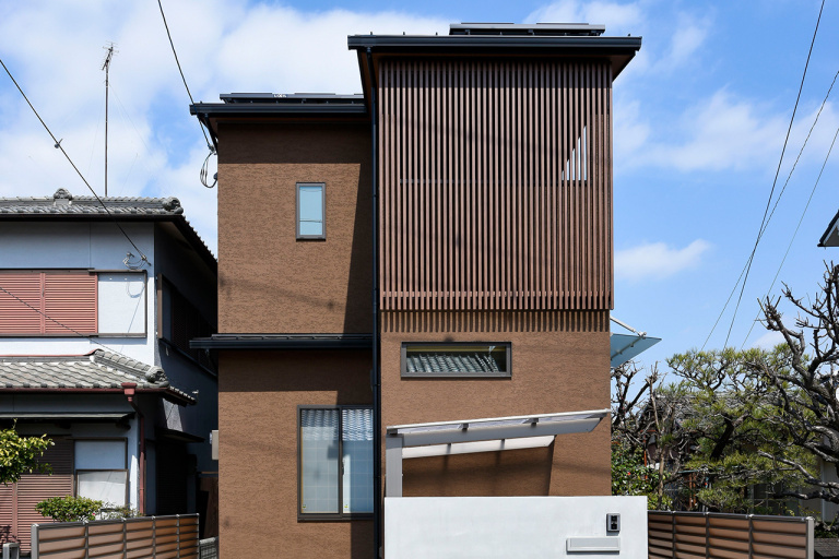 落ち着いた色合いの塗装壁と格子が 町並みに馴染む和モダンな外観