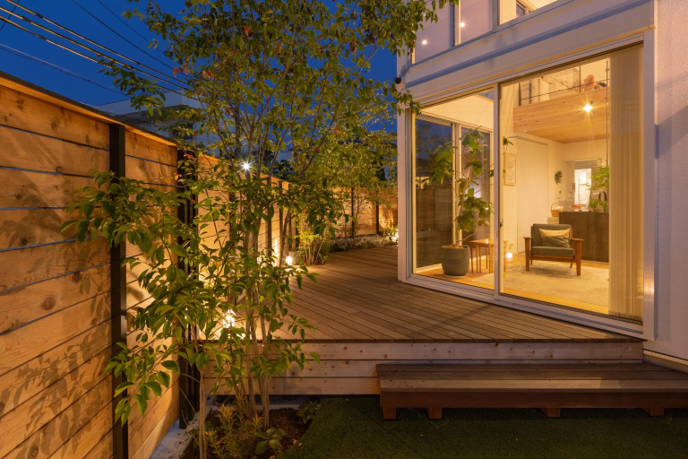 夕景を楽しむ中庭のある家｜木造住宅×アウトドアリビング×おしゃれな家