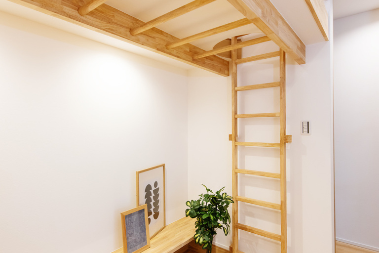 和モダンを基調としたナチュラルな木造住宅で、リビングの一部にスキップフロア、ロフトがあり、雲梯や梯子は子供たちのお気に入りのスペースとなっている。